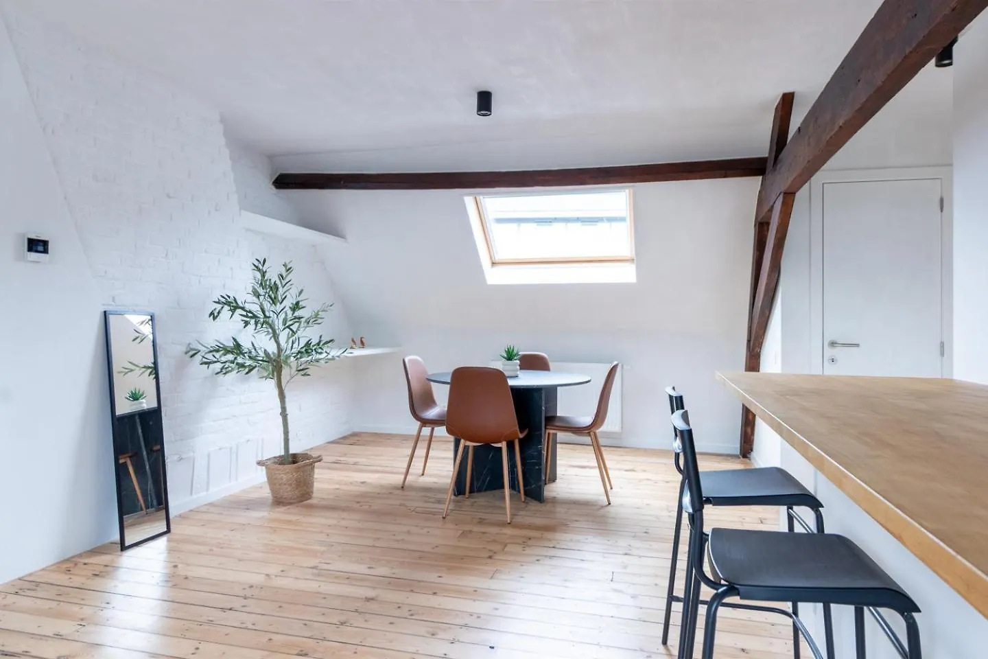 Sleek City Stays - Urban Elegance In The Heart Of Gante 0*,  Bélgica