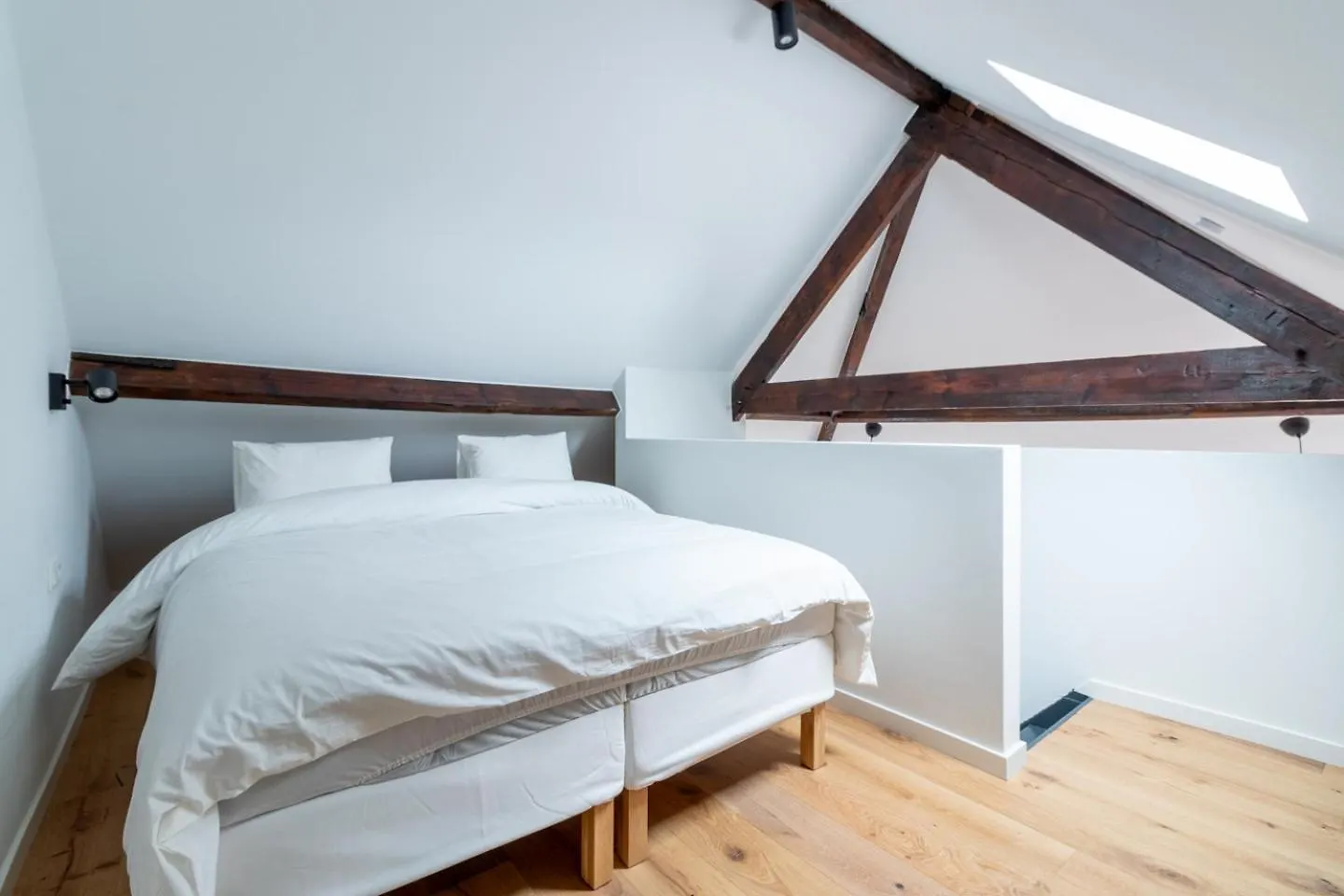 Sleek City Stays - Urban Elegance In The Heart Of Gante 0*,